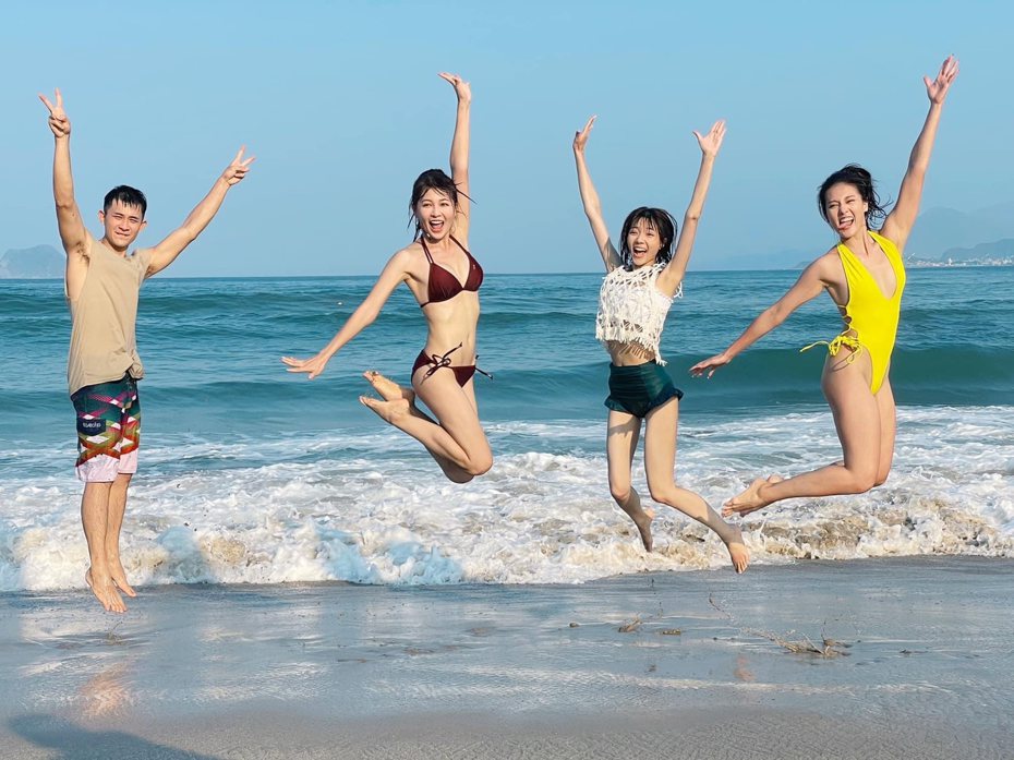 謝京穎(左二)拍攝新戲「市井豪門」海邊戲水戲，大秀比基尼好身材。圖／摘自臉書