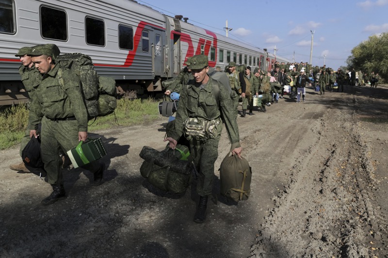 俄國至今已有22萬2000名俄國人被徵召入伍，其中有1萬6000人已被派到烏克蘭作戰。圖為伏爾加格勒被徵召入伍的軍人去搭火車。美聯社