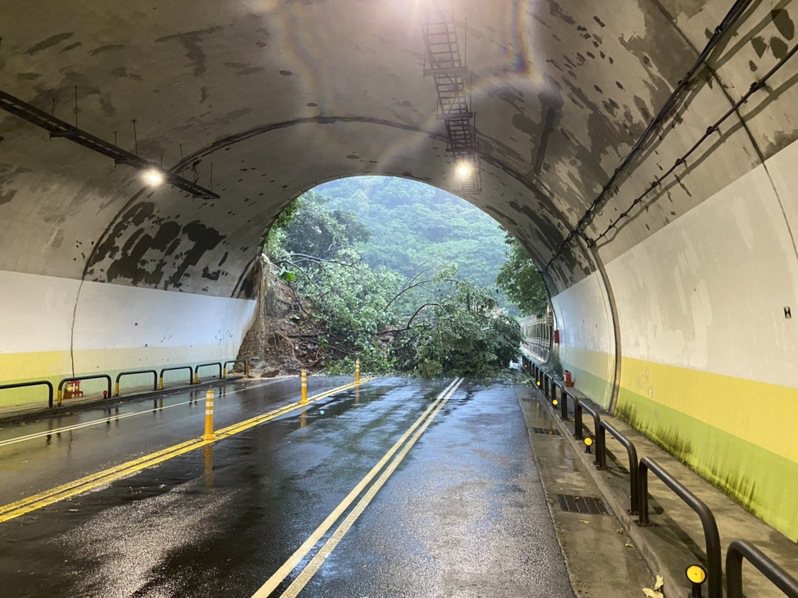 台北市內湖區康樂隧道口，今天下午也因隧道旁邊坡土石及路樹崩塌滑落，致使隧道無法雙向通行，經查幸目前無人車受困。圖／北市府提供