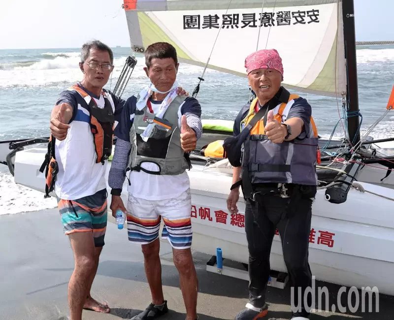 82歲詹正峰（中）與吳聖超（右）、詹昭彥（左），駕帆船逆時針方向航繞台灣本島海域...