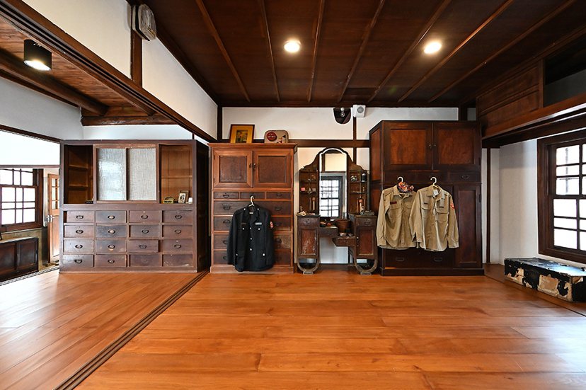 商號內部保有原屋格局，日式床組、梳妝台、商櫃等傢俱皆由檜木製作。 攝影/Cart...