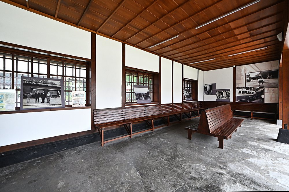 六龜池田屋復舊如舊，同時保留日式旅社格局和高雄客運的候車亭。 攝影/Carter