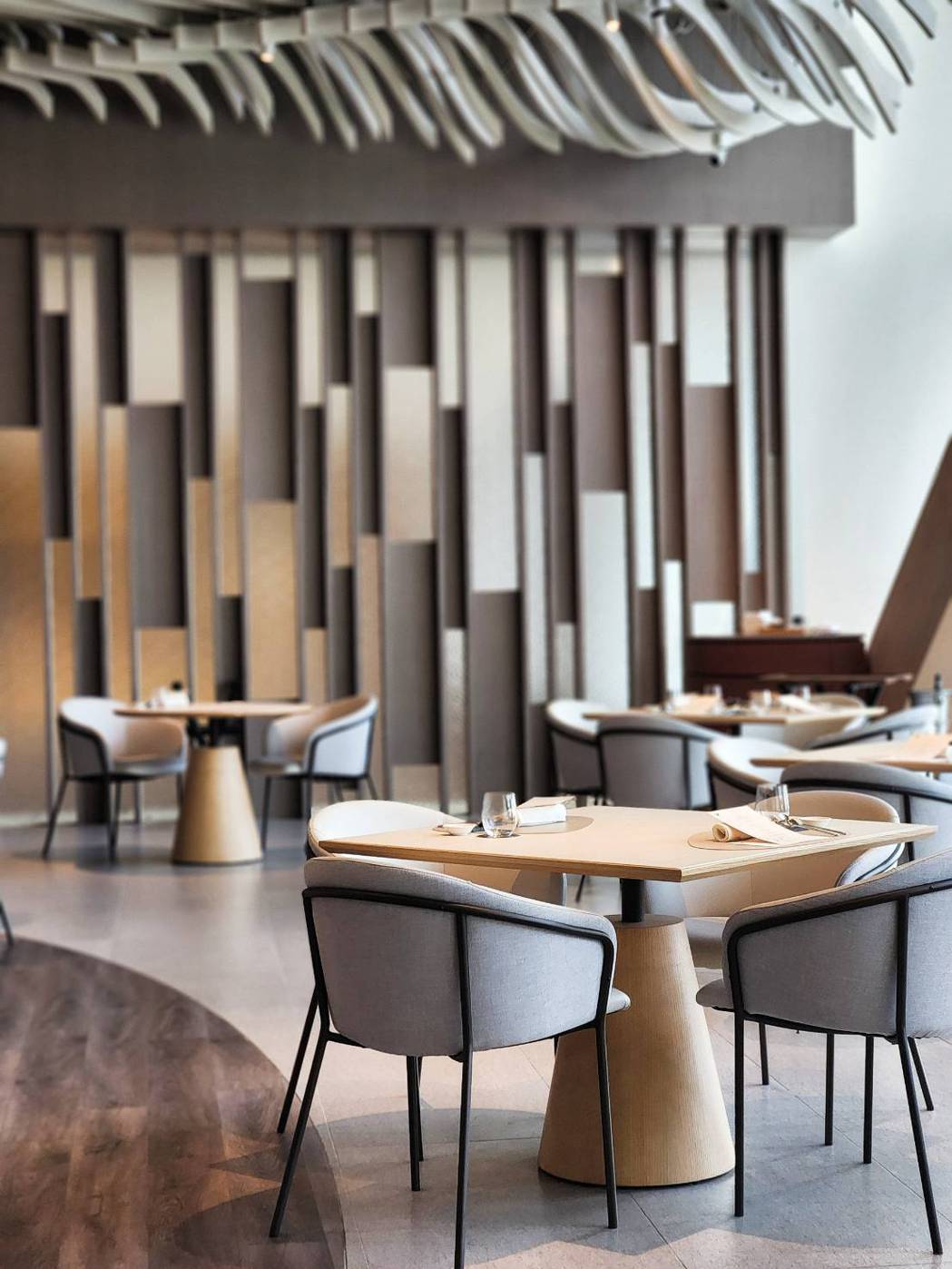 Papillon餐廳位於26樓高樓，挑高空間以都會森林的概念讓視覺更有延伸感。 ...