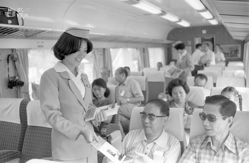 台灣鐵路局第一列自強號列車小姐於車廂內服務情形。圖＼聯合報系資料照（1978/08/15高鍵助攝影） 
