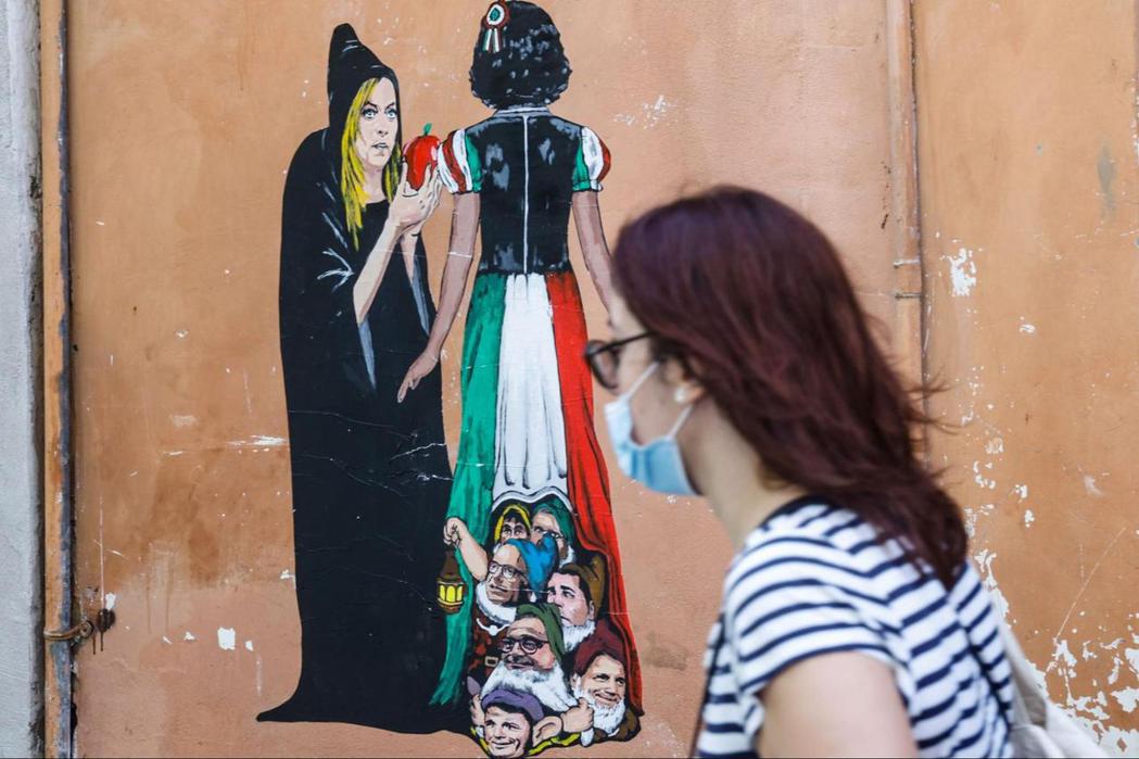 義大利9月25日大選前，羅馬街頭的一幅壁畫，繪製梅洛尼與其他義大利右派政治人物。...