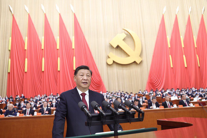 圖為中國共產黨於北京人民大會堂召開二十大，中共總書記習近平代表第十九屆中央委員會向大會報告。 圖／新華社