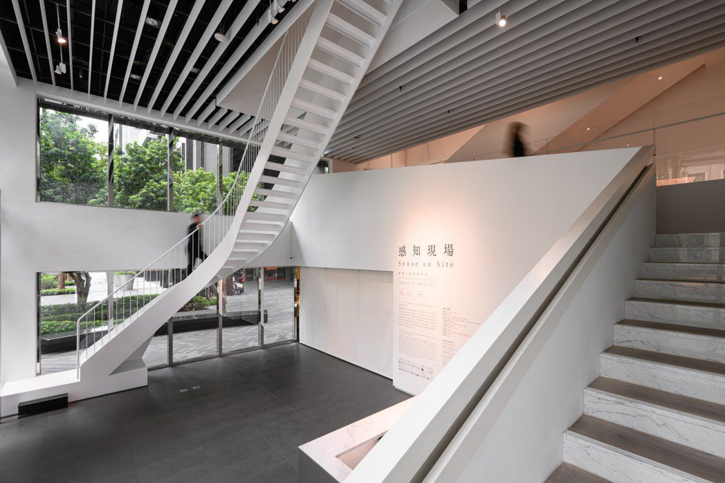 《感知現場》第一次打開美術館內天井空間，建造可步登的天井樓梯。