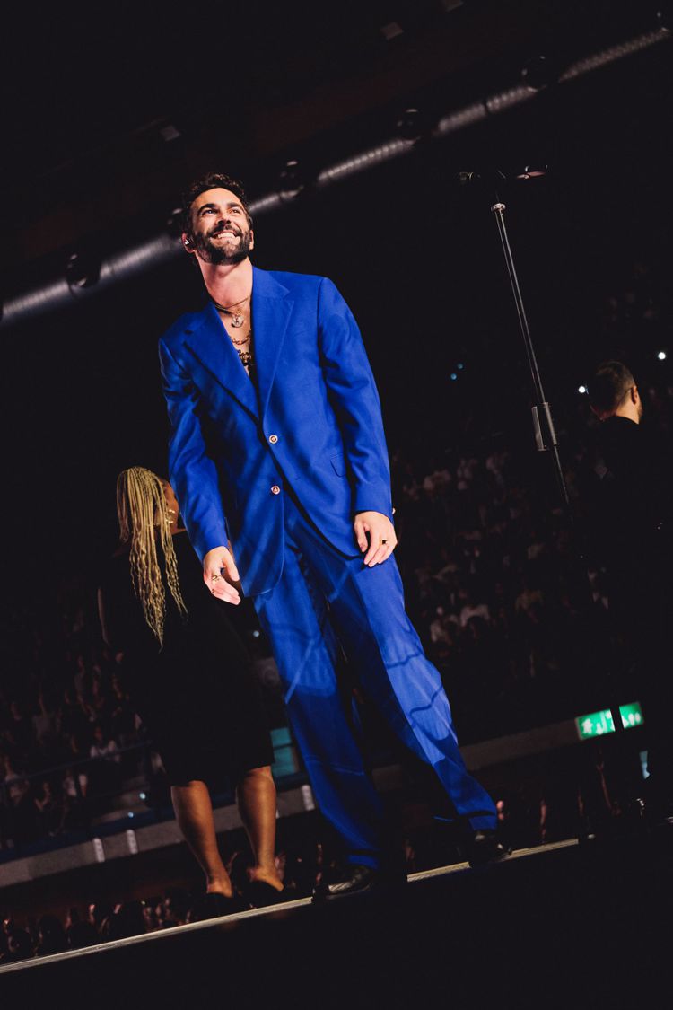 義大利新生代實力歌手馬可曼戈尼選穿三套Versace登上個人演唱會舞台。圖／Versace提供