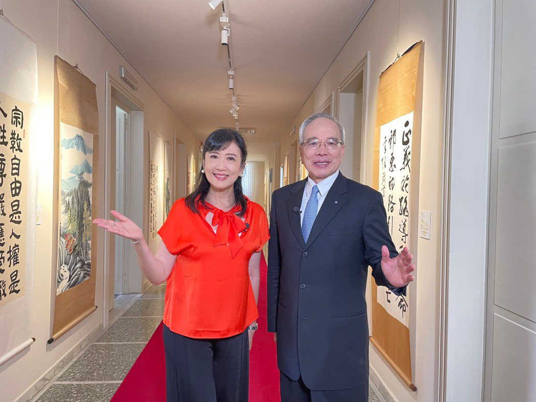 「TVBS看板人物」主持人方念華前往梵蒂岡採訪，右為李世明大使。圖／TVBS提供