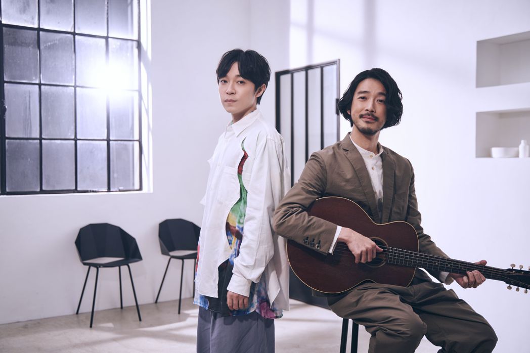 吳青峰(左)很開心跟日本歌手大橋三重唱合作新歌「......小王子」。圖／環球音樂提供