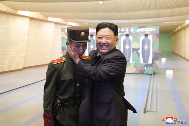 北韓領導人金正恩16日造訪平壤萬景台革命學院，捧臉「關愛」之舉讓年輕學生僵住。法新社