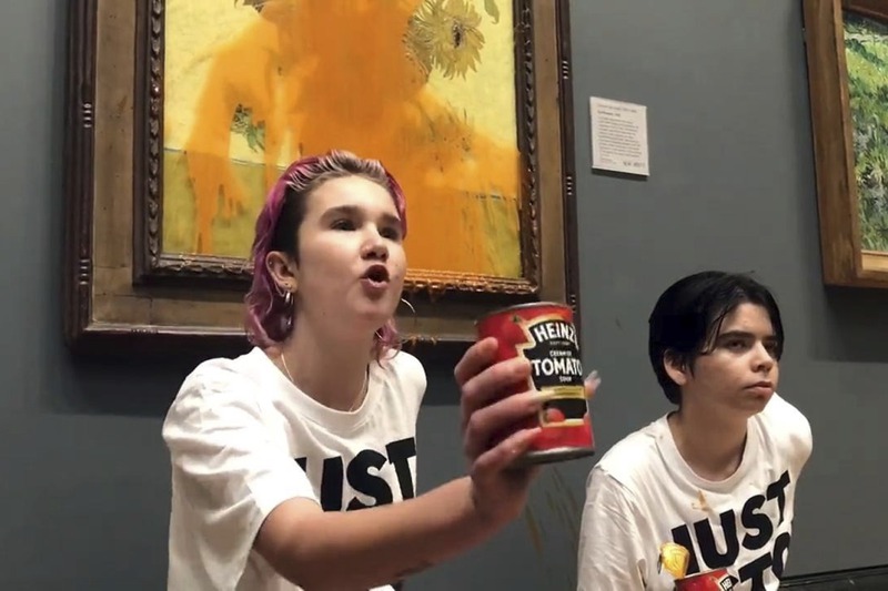 環保團體「攔住石油」兩名抗議人士英國倫敦時間10月14日上午11時，在英國國家美術館將兩罐亨氏罐頭番茄汁砸向荷蘭名畫家梵谷的作品「向日葵」。美聯社