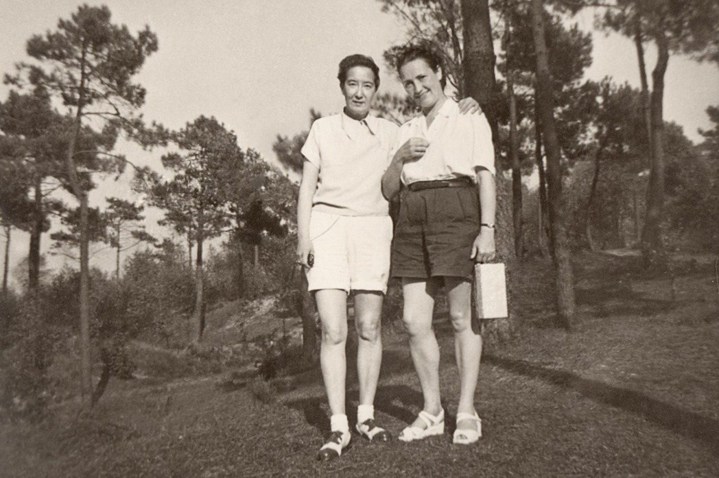 奈莉（右）與訥亭（左）在拉文斯布呂克集中營的相遇與相愛的故事，也是其中一個「抗拒簡化」的故事，呈現特定的人類生存處境與親密關係故事。 圖／台灣國際女性影展提供