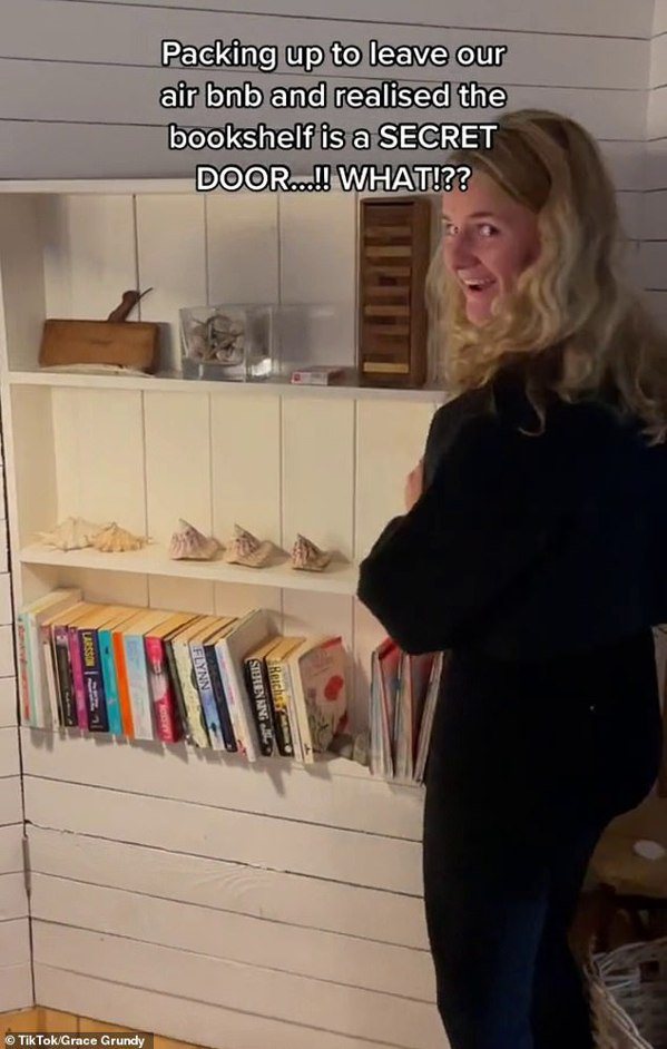 格蕾丝和露露发现客厅书架边缘有着奇怪链条，在旁边钻研许久后发现书架可以推开。图撷自(photo:UDN)