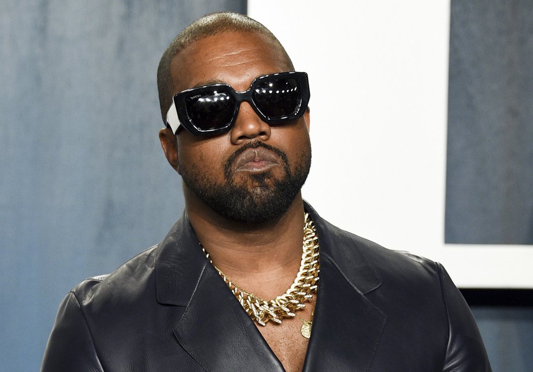已改名為Ye的饒舌藝人肯伊威斯特(Kanye West)將收購右派社群平台Parler。(美聯社)