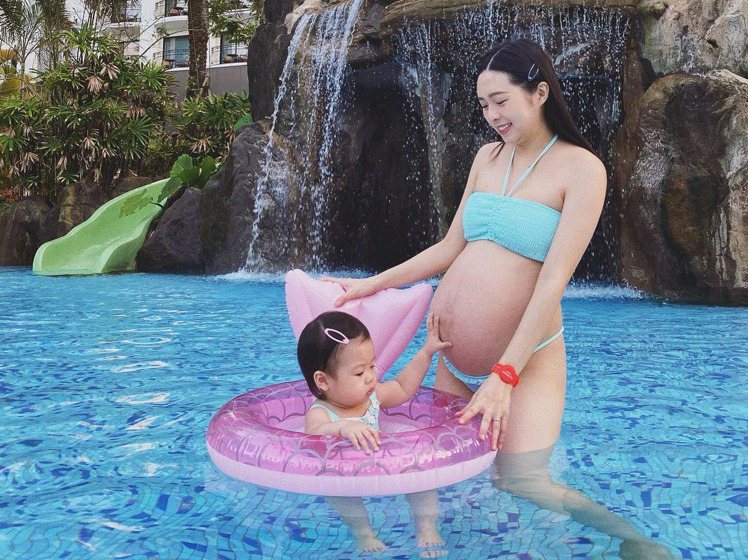 簡廷芮產前挺巨肚和女兒戲水。圖／摘自臉書