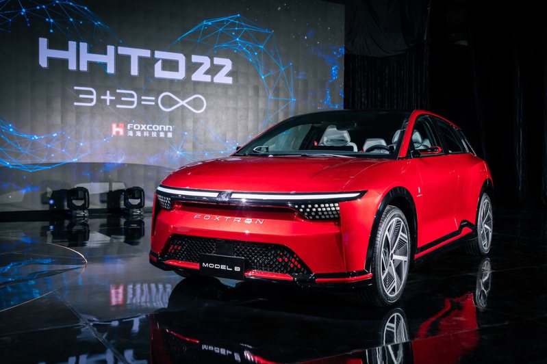 鴻海2022年科技日（HHTD22）登場，亮相三款電動車。MODEL B兼具美型與操控性能的都會跨界車款。圖／鴻海提供