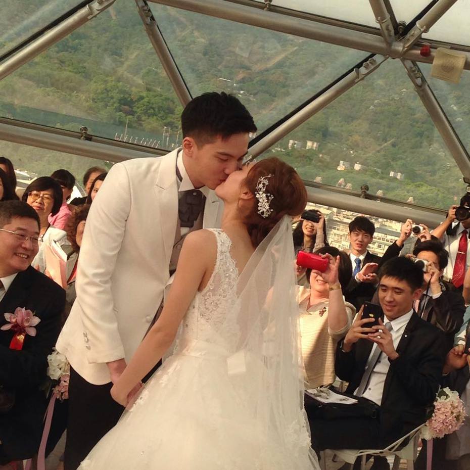 「拿鐵」許豪恩與陳佩佩當年結婚場景幸福甜蜜。圖／摘自臉書