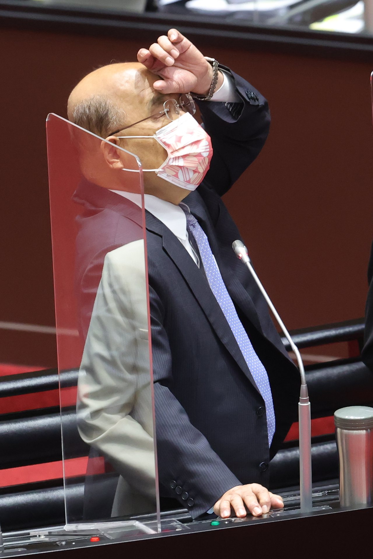 行政院長蘇貞昌快篩呈現陽性，圖為上午在立法院質詢時頻頻摸頭。記者葉信菉／攝影