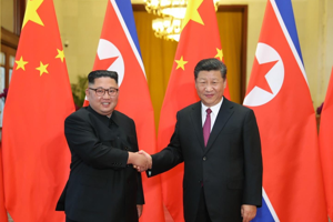 北韓最高領導人金正恩（左）向中國國家主席習近平（右）表明，會加強朝中合作。圖為金正恩2019年訪中與習近平會面。新華社