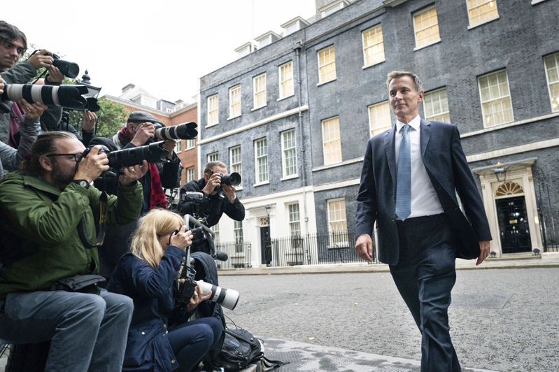 英国新任财相杭特14日获得任命后离开首相府。（美联社）(photo:UDN)