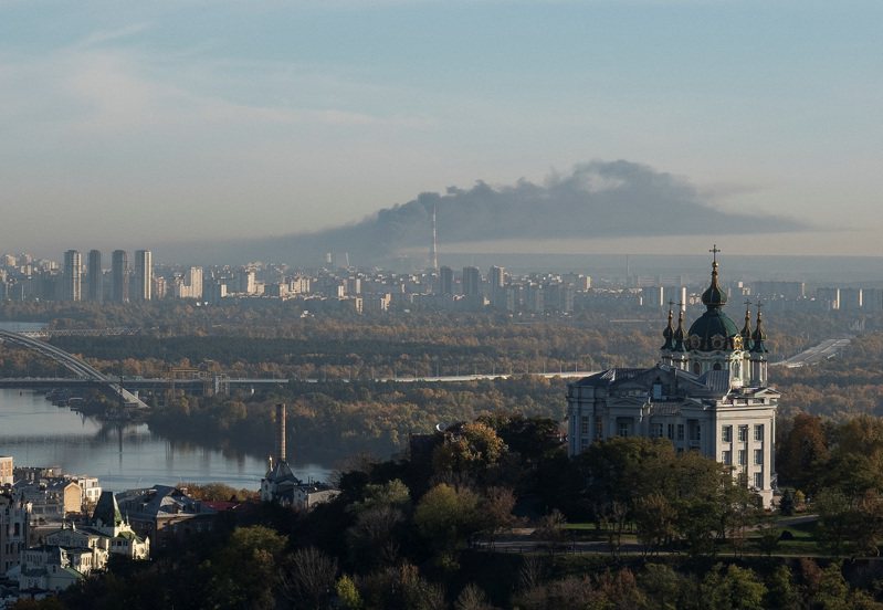 俄军18日持续攻击乌克兰首都基辅，图中可见遭飞弹攻击的基辅郊区冒出浓烟。路透(photo:UDN)
