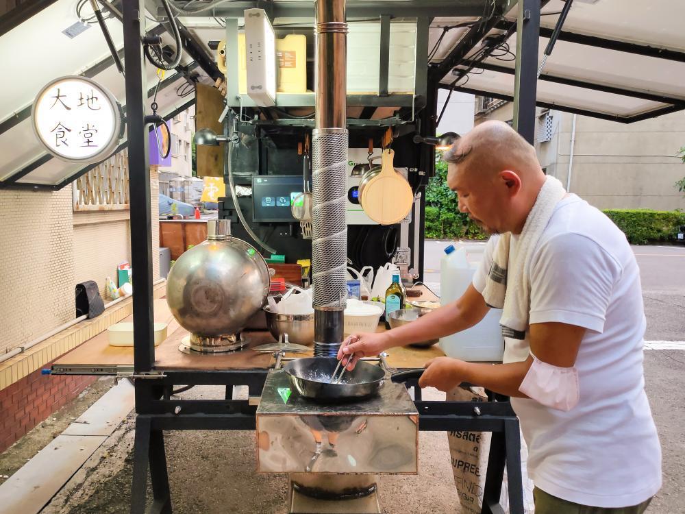 《大地食堂－來電外交》為「台電鳳山智慧綠社區藝術行動」的環節之一，努亞・阿海納在...