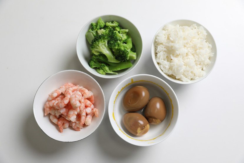 惜食鮭魚鬆飯糰 步驟1 圖／台灣主婦聯盟