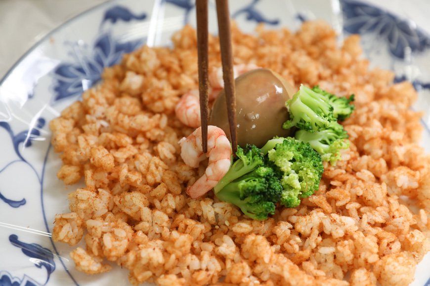 惜食鮭魚鬆飯糰 步驟3 圖／台灣主婦聯盟
