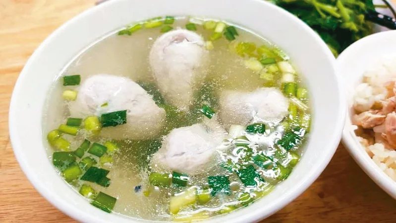 「小林雞肉飯」魚肚丸湯是老饕才知的招牌料理。 記者黃寅／攝影