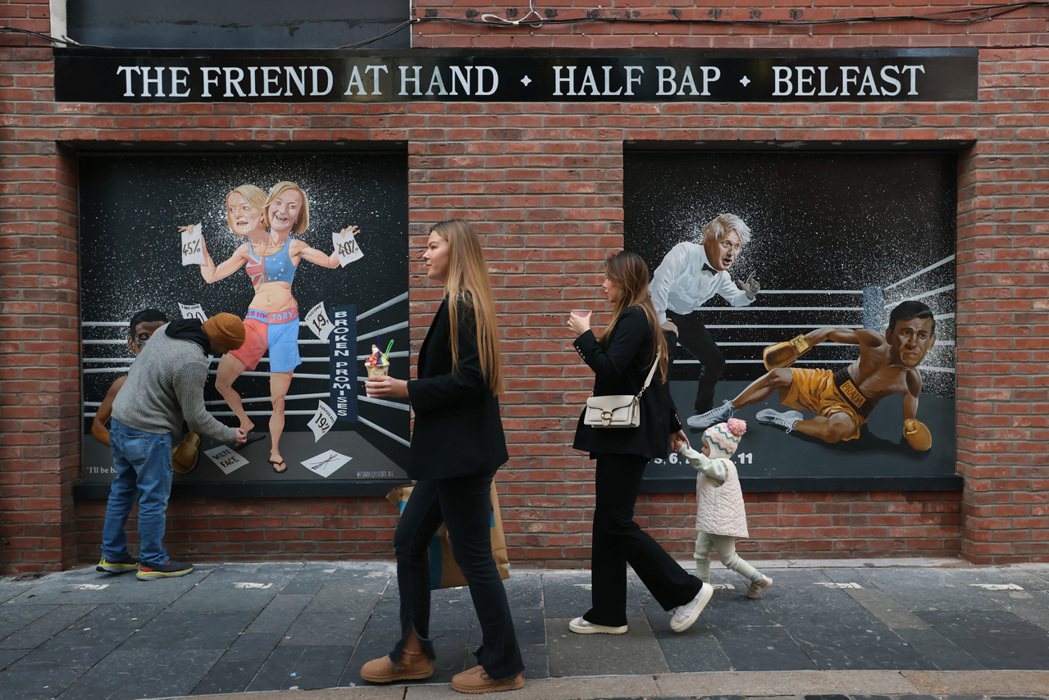北愛爾蘭貝爾法斯特街頭壁畫，畫下特拉斯勝選、以及之後的財政政策反彈。 圖／美聯社