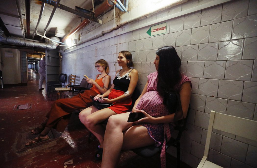 ８月，在南方港口城市敖德薩的孕婦躲進防空洞避難。  圖／歐新社