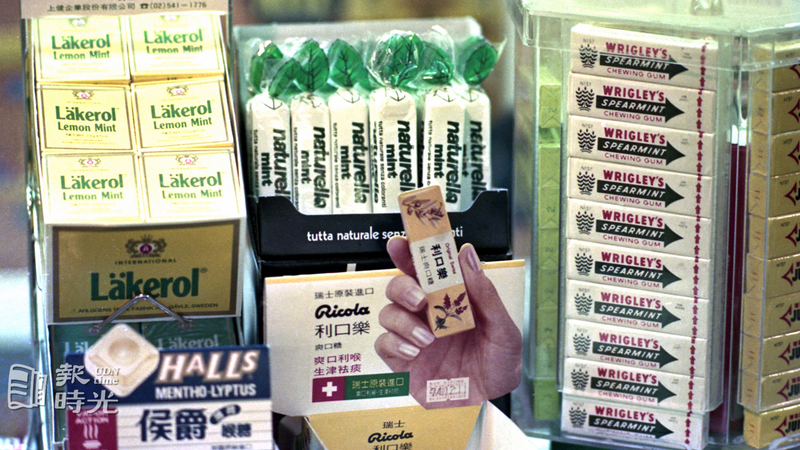 超商中販賣的各種喉糖以及口香糖。圖＼聯合報系資料照（1986/01/01　楊海光攝影）
