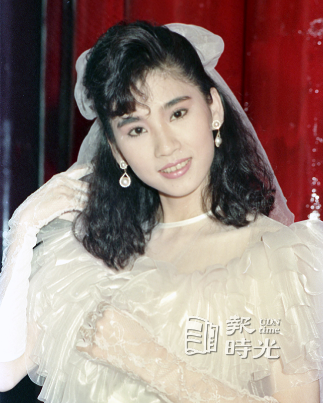 藝人葉歡一身白色婚紗。圖／聯合報系資料照（1988/05/20　楊海光攝影） 