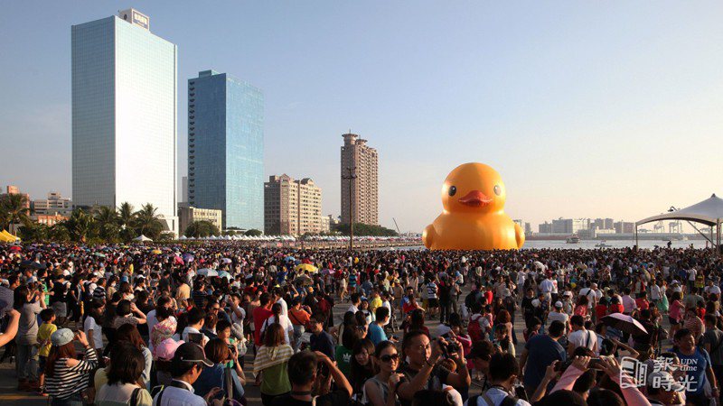 眾人注目的黃色小鴨昨天正式在高雄光榮碼頭亮相，超過十萬人爭賭這隻超萌的小鴨。圖／聯合報系資料照（2013/09/19　劉學聖攝影）