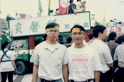 高雄市長陳其邁（左）昨天在臉書貼出他昔日參加學運照片，談及棄醫從政心路歷程。圖／陳其邁團隊提供