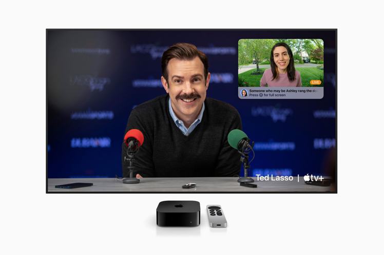 作為智慧家庭中樞，Apple TV 4K可安全且便利地可以在電視螢幕上查看相容的...