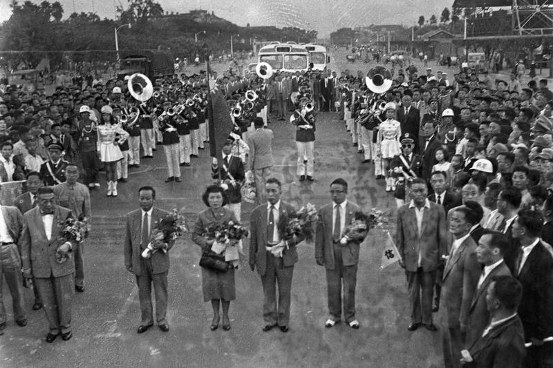 1957年10月20日，洪門祝壽團的秉公社西樂隊穿著整齊制服，遊行演奏至總統府前，向總統祝壽致敬。圖／聯合報系資料照片