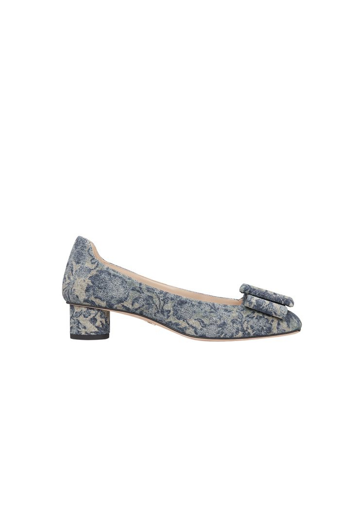 Dior Idylle藍色丹寧織錦緞方扣芭蕾舞鞋，34,000元。圖／DIOR提...