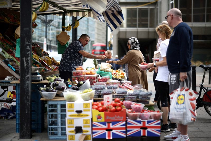 英國國家統計局十九日公布九月消費者物價指數，再創四十二年來新高，食品價格被視為禍首，圖為倫敦市中心的蔬果攤。（路透）