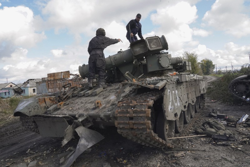 烏軍4日在哈爾科夫地區繳獲俄軍戰車。歐新社