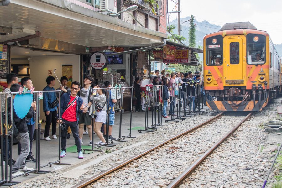 十分老街追火車總是讓人想起泰國美功鐵道市集。 圖／Lucas阿嬤