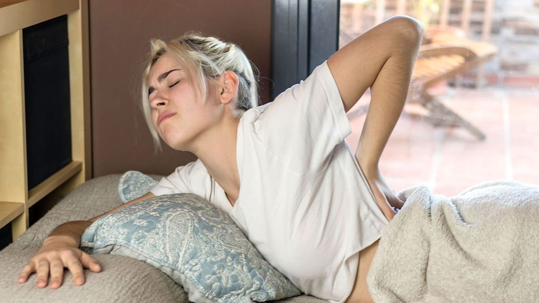 腰椎疼痛的人最苦惱躺在床上怎麼睡都不舒服。圖片／Canva