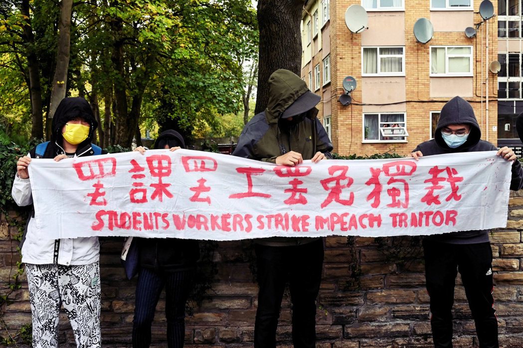 16日港人在中國駐曼城領事館外抗議。 圖／法新社