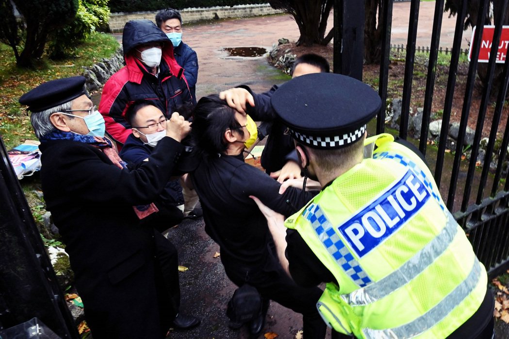 Bob Chan遭拖入中國領事館，後由英國警察介入帶離。 圖／法新社