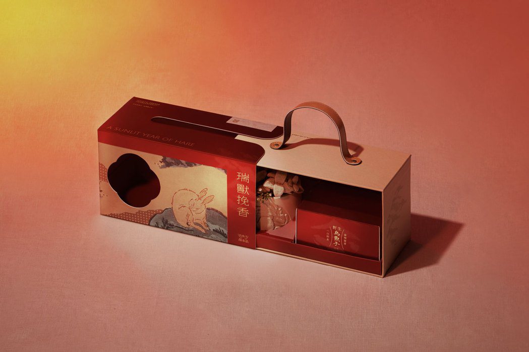 禮盒雙套式精裝抽屜提盒設計，讓份量感極強的禮盒安全又好拿。 圖／有肉SUCCUL...