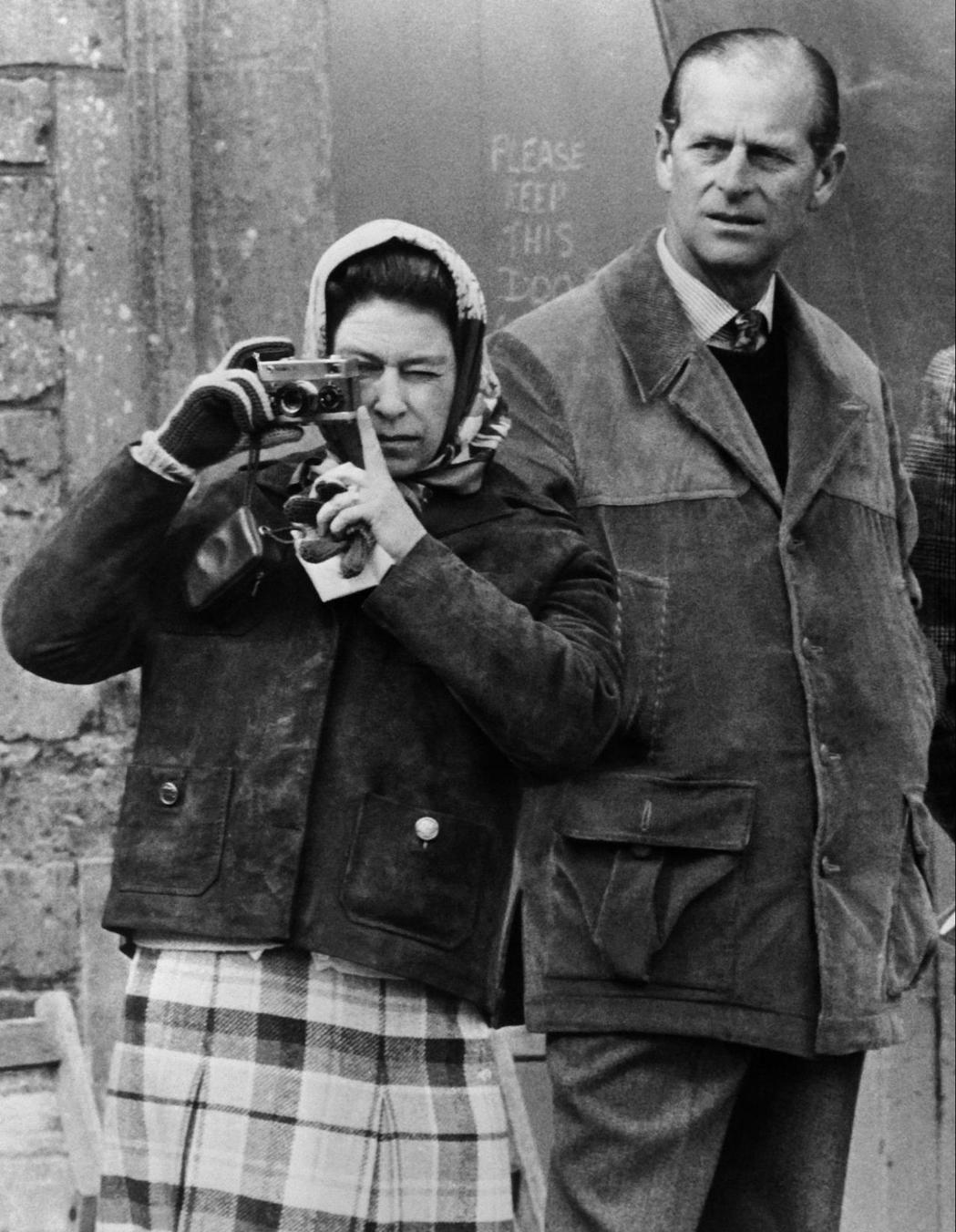 1974年，伊麗莎白二世（左）巴德明頓賽馬比賽前，使用相機Rollei 35 G...