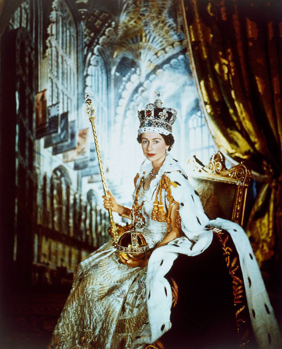 1953年，比頓為伊麗莎白二世拍攝加冕禮紀念照。 圖／Victoria and ...