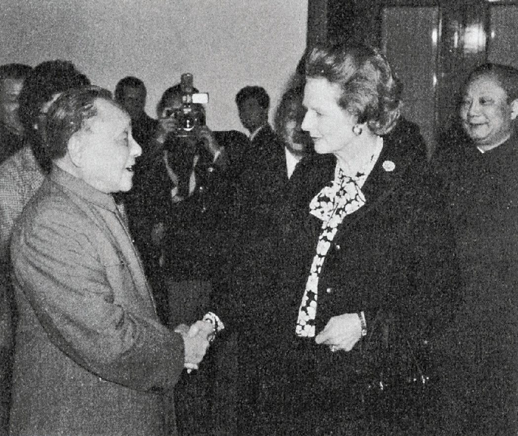 1984年，時任中國領導人鄧小平（左）與英國首相柴契爾夫人（右）握手。 圖／本報...