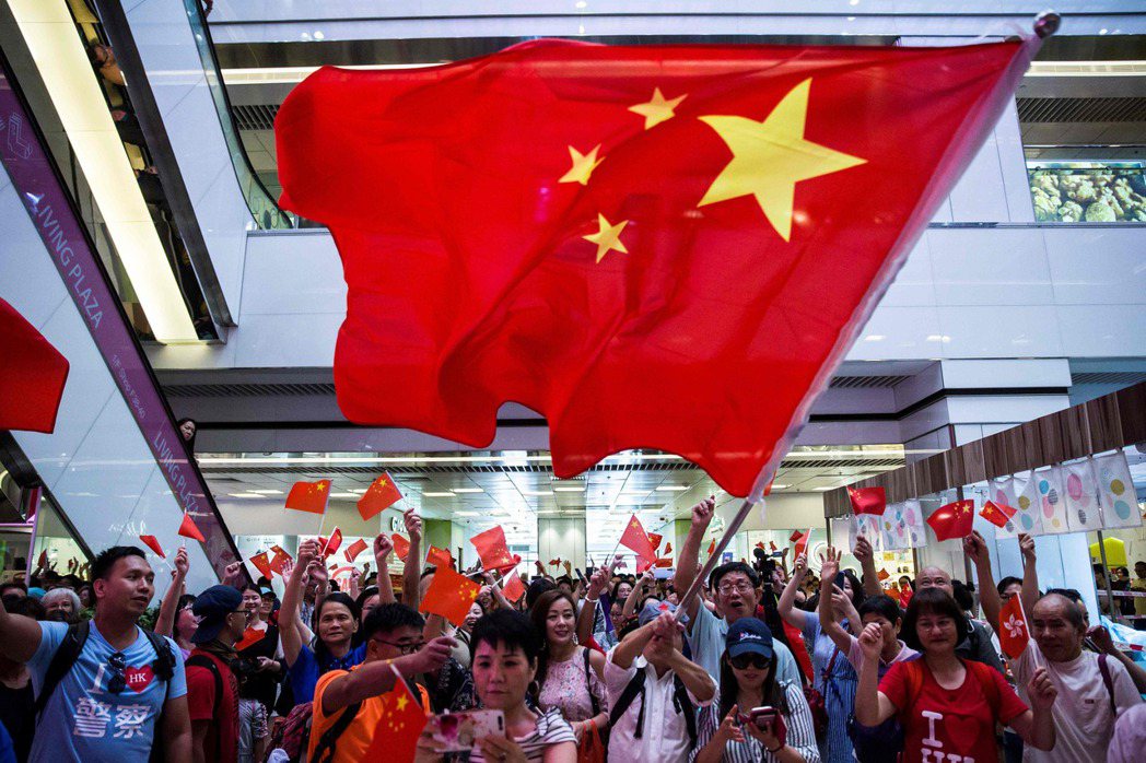 紅色資本在2010年代大舉進入香港，引發香港抗衡意識；習近平上台之後，又以最強硬...